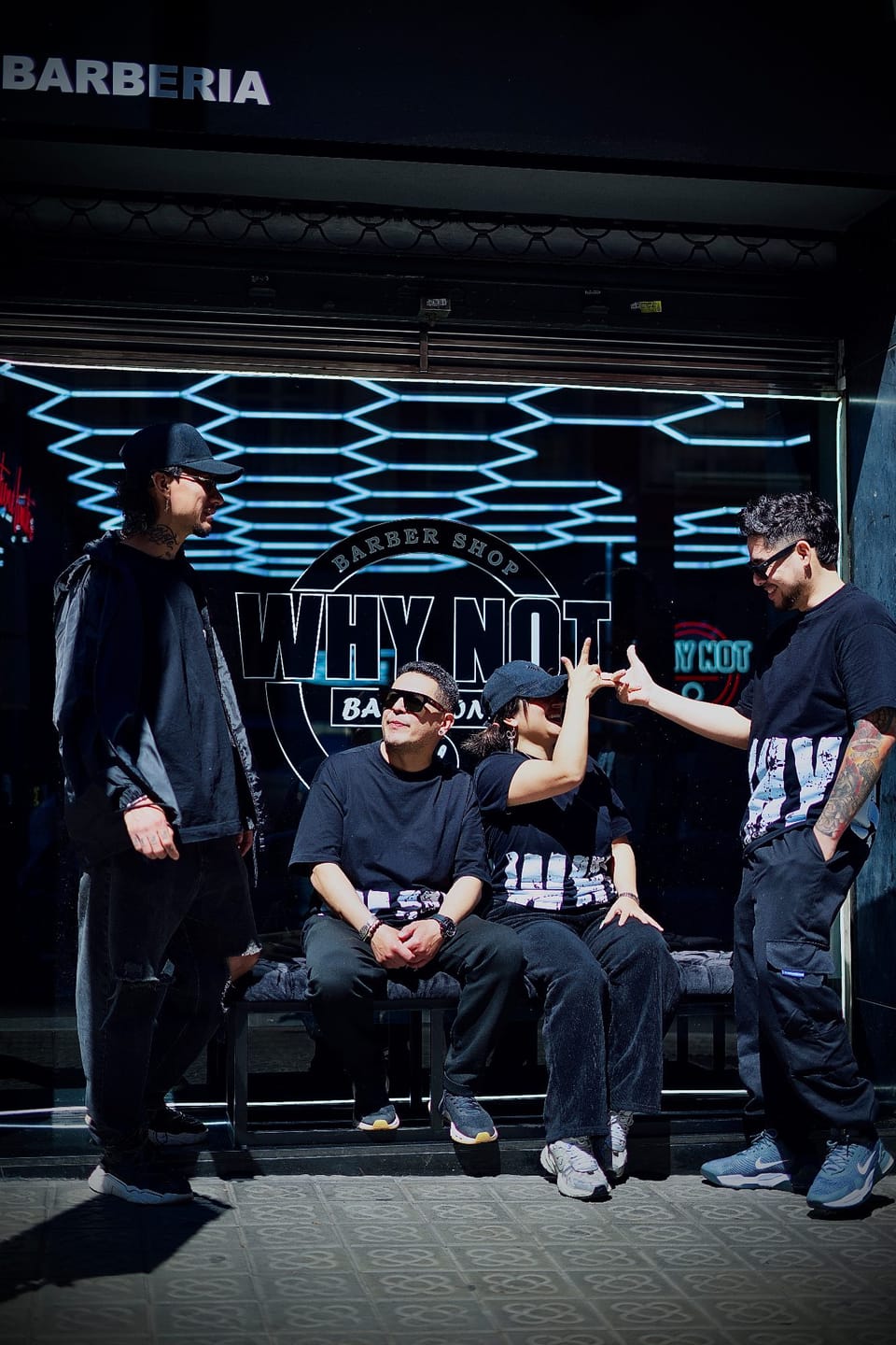 Equipo de barberos de Why Not Barbershop posando en el local