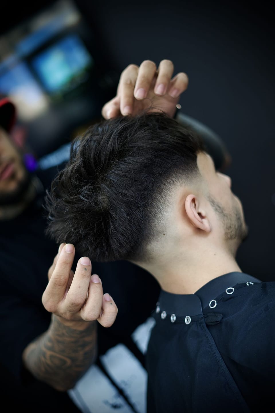 Aleix, barbero de Why Not Barbershop, retrato de estudio
