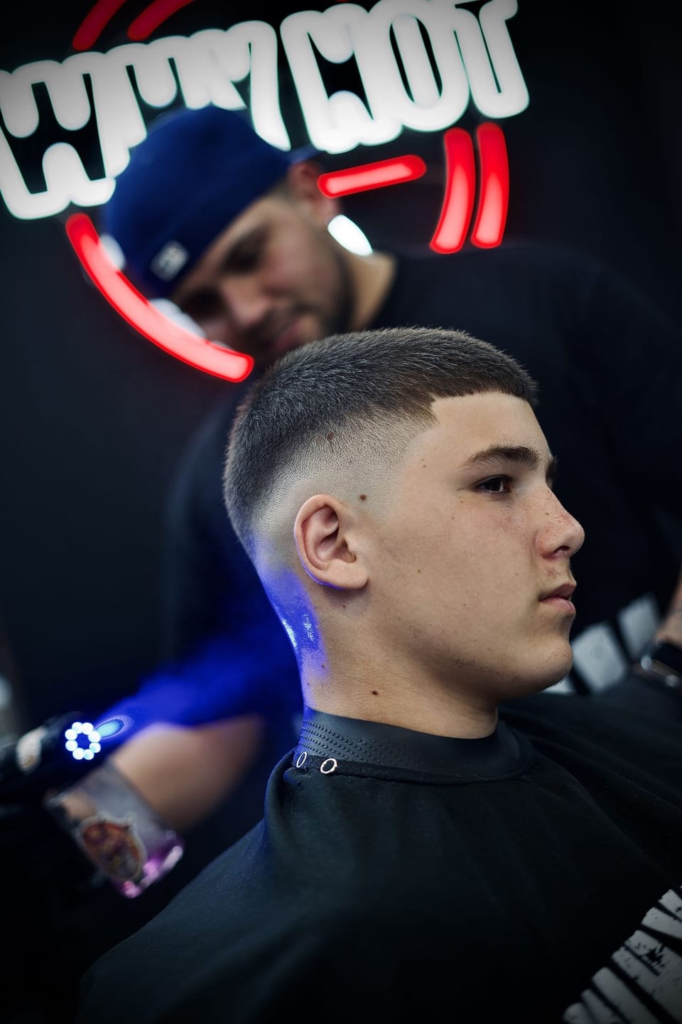 Jordi, barbero de Why Not Barbershop, retrato de estudio