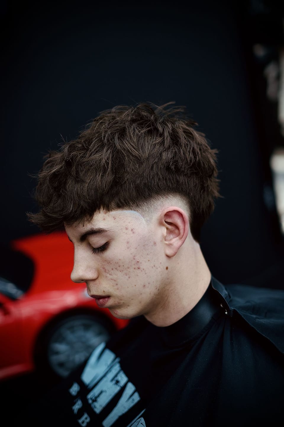Marc, barbero de Why Not Barbershop, retrato de estudio