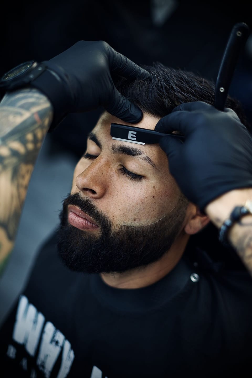 Afeitado clásico con toalla caliente en una barbería Why Not