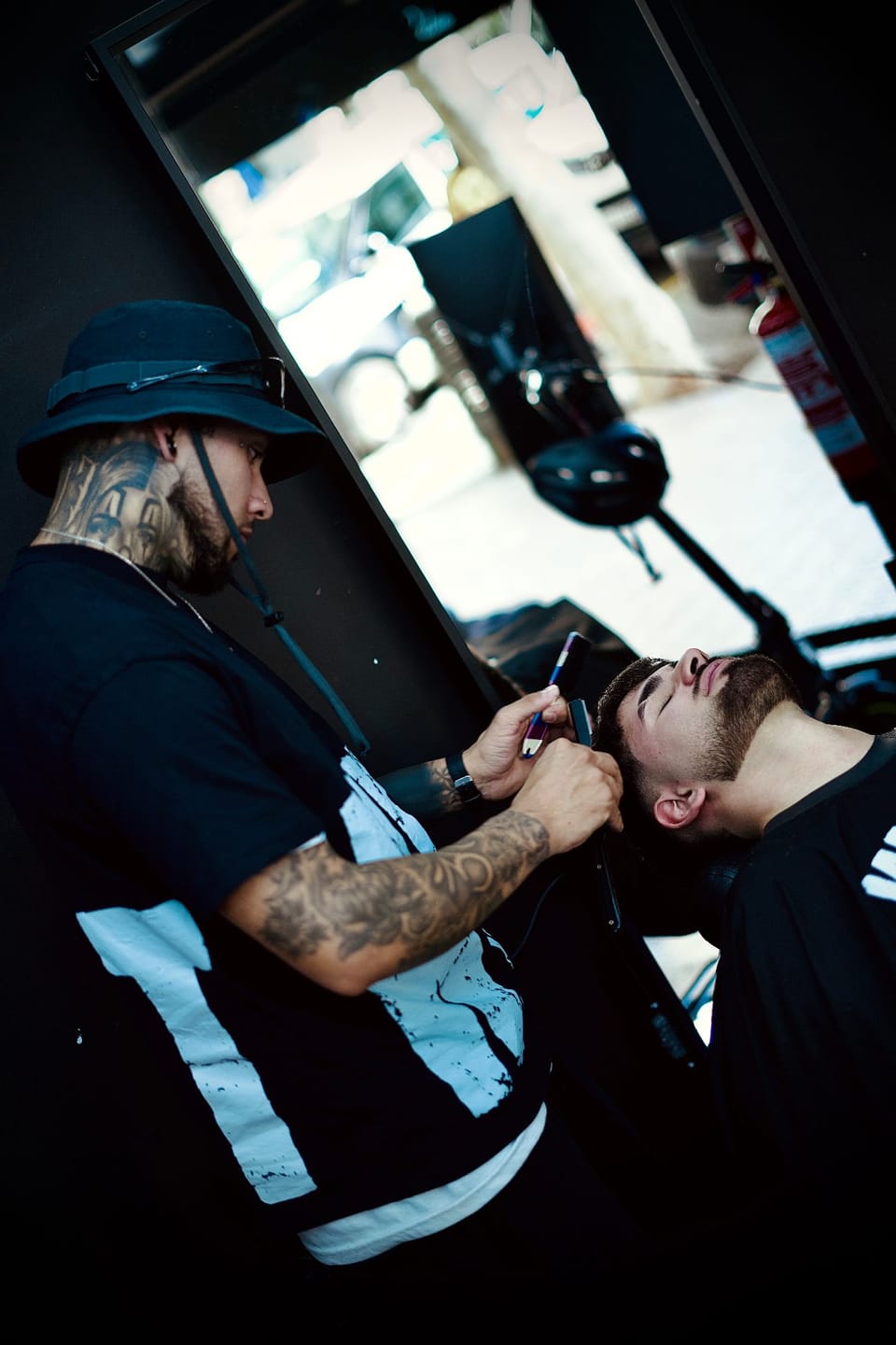 Perfilado de barba con navaja en una barbería Why Not