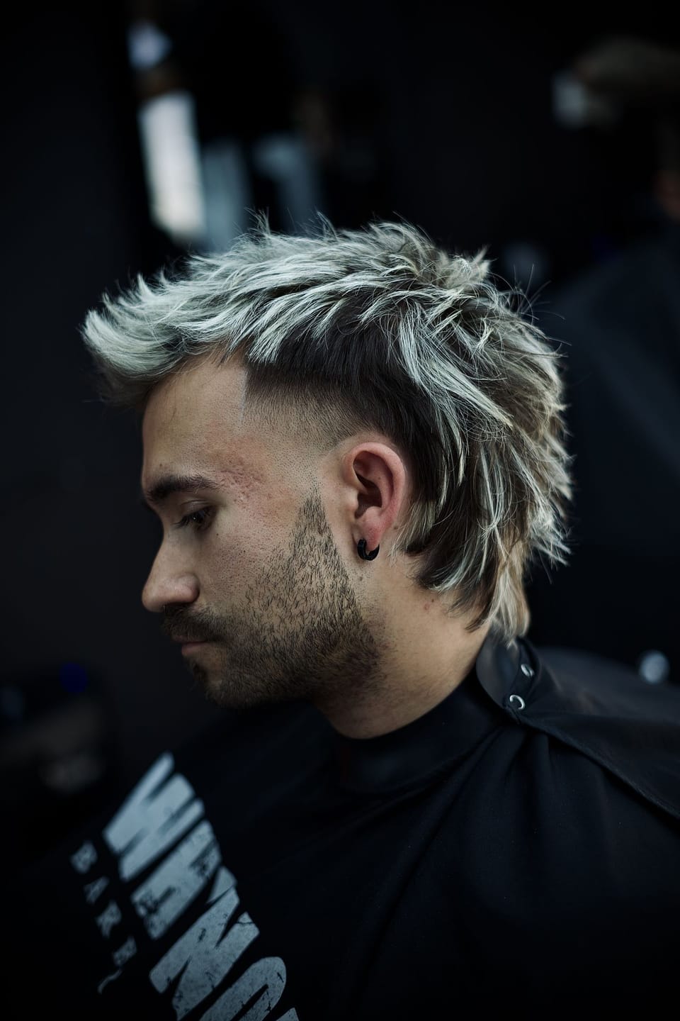 Aplicación de camuflaje de canas en una barbería Why Not